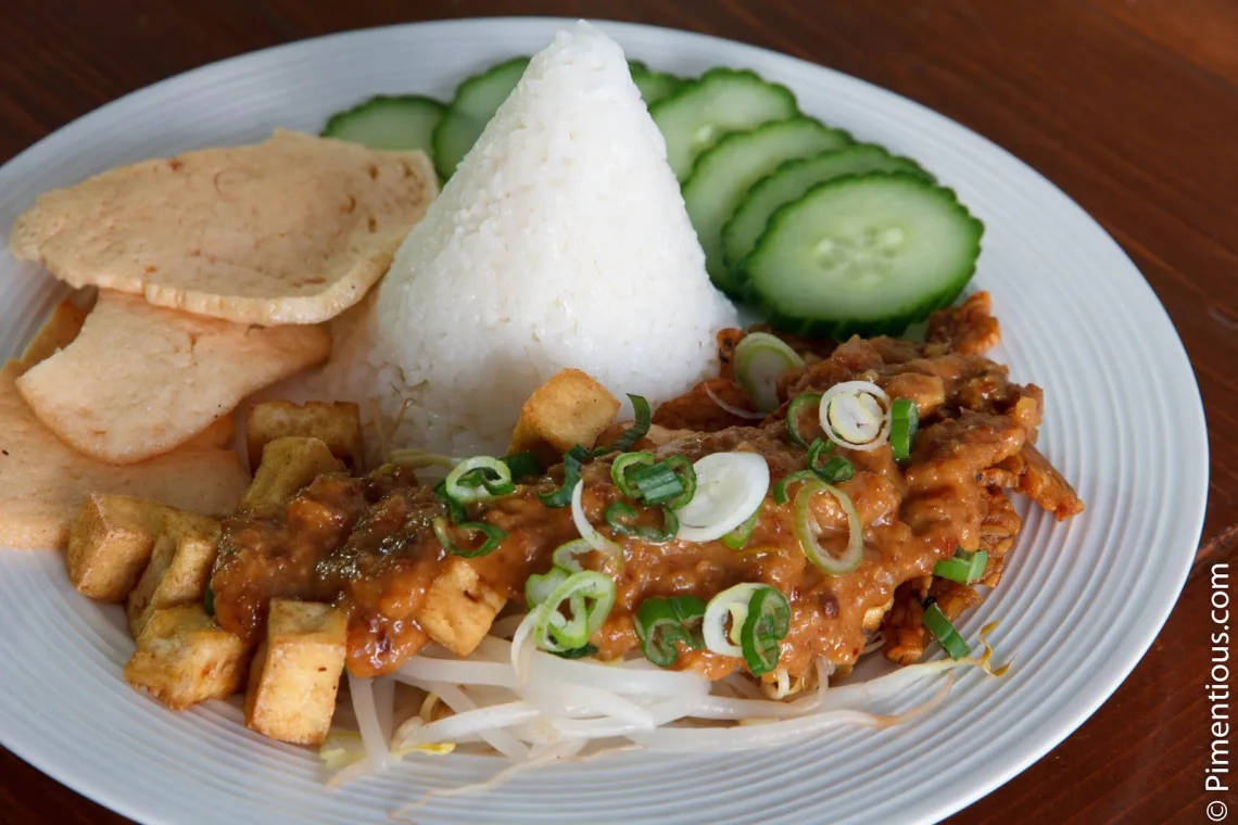 Nasi lengko makanan khas dari Jawa Tengah.